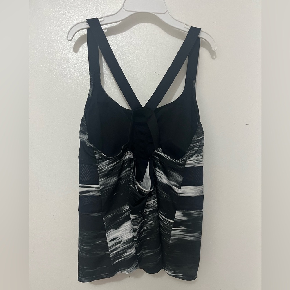 Nike Black and White Mesh Striped cross backTank Top. Size XL - Picture 2 of 6